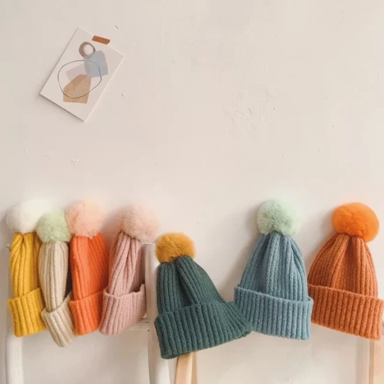 Cappello lavorato a maglia Unisez da donna invernale per bambini con logo personalizzato caldo Cappello a cuffia tinto in tinta unita OEM e ODM con POM POM