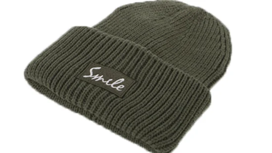 Cappello lavorato a maglia da donna caldo invernale con polsini in acrilico 100% personalizzato verde con etichetta ricamata unisex